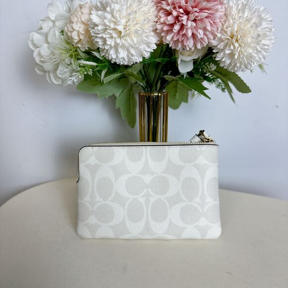 Coach CS602 Corner Zip Wristlet In Signature Canvas IN Chalk Glacierwhite - Picture 2 of 5